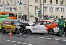 На Ленинском проспекте произошла авария с участием каршеринга и фургона na leninskom prospekte proizoshla avariya s uchastiem karsheringa i furgona-infovzor-ru-0