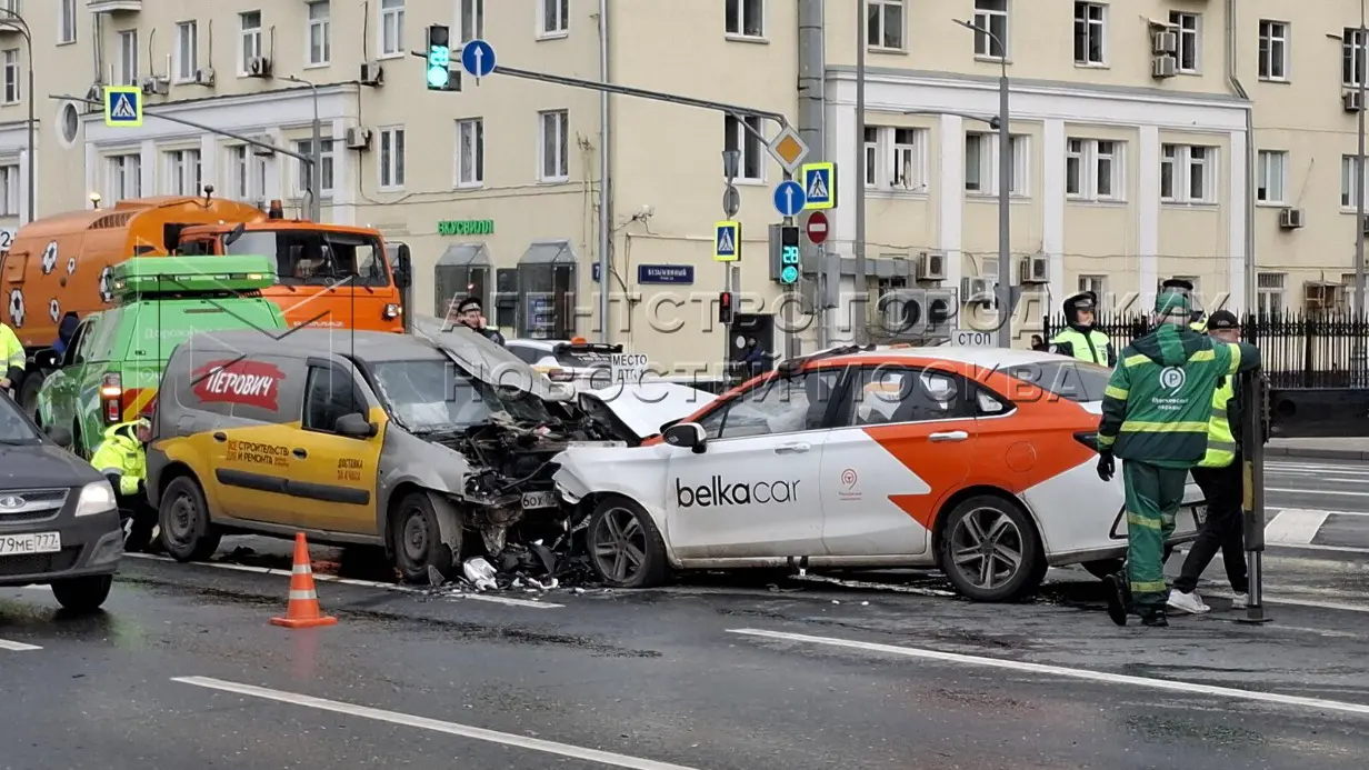Автомобиль каршеринга влетел в фургон на Ленинском проспекте, движение затруднено