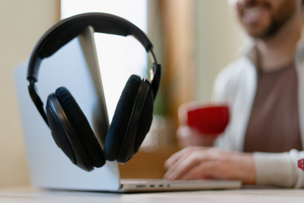 Наушники висят на мониторе ноутбука
