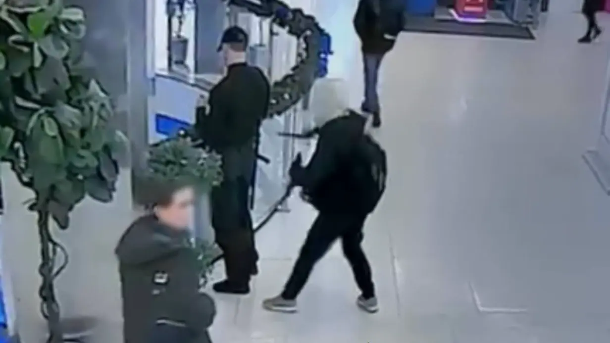 Подросток в московском ТЦ напал с ножом на охранника