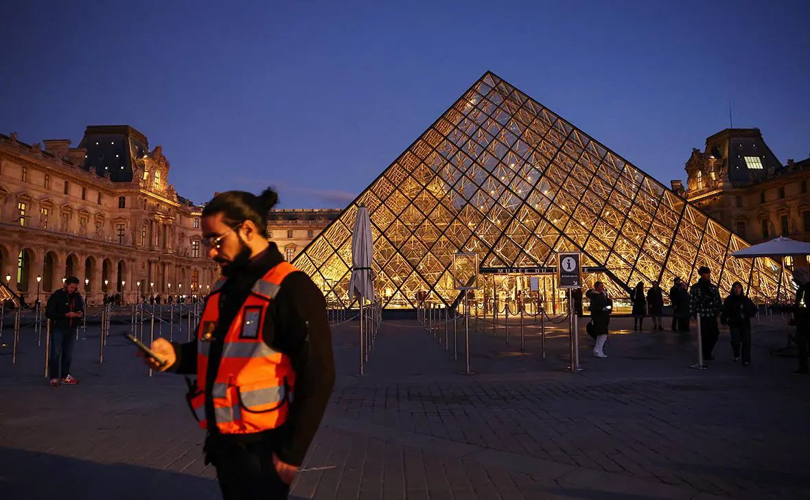 Обстановка у Лувра, Париж, Франция (Abdul Saboor / Reuters)