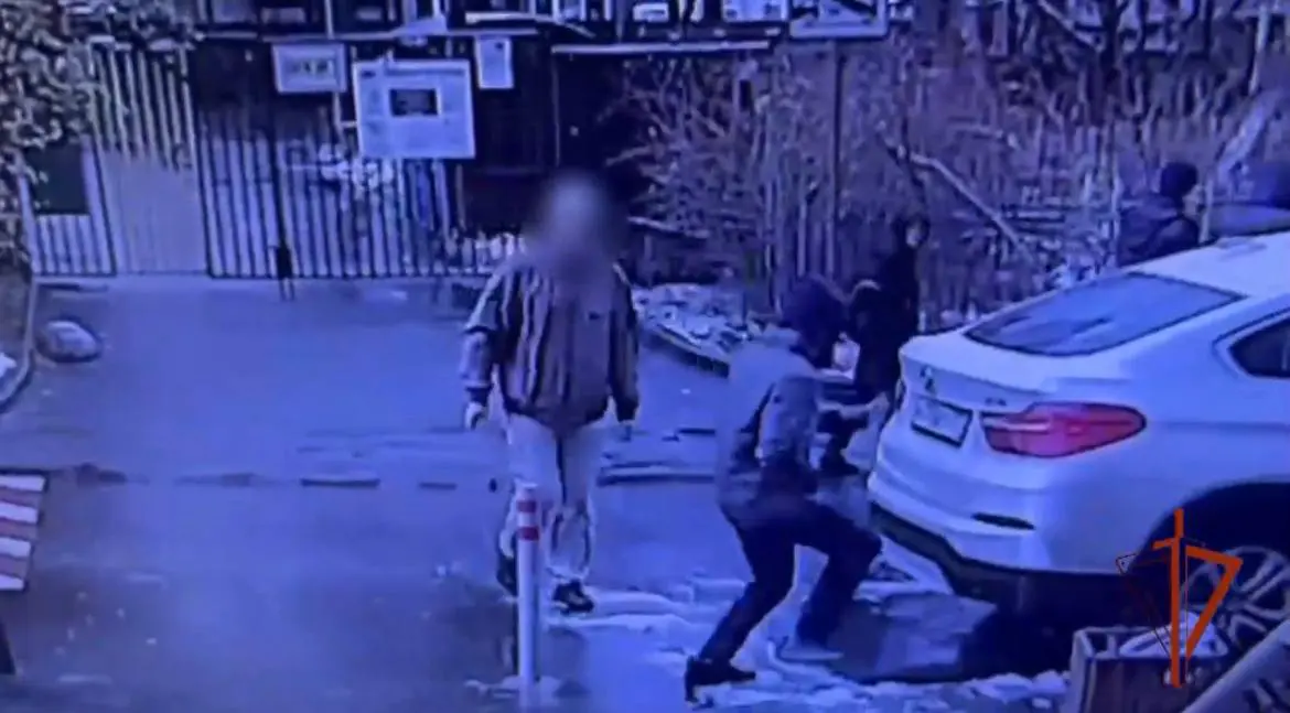 Житель Москвы начал ссору с компанией на улице и порезал одному из людей куртку