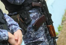 Росгвардия задержала юношу у школы на Земляном Валу после инцидента rosgvardiya zaderzhala yunoshu u shkoly na zemlyanom valu posle inczidenta-infovzor-ru-0