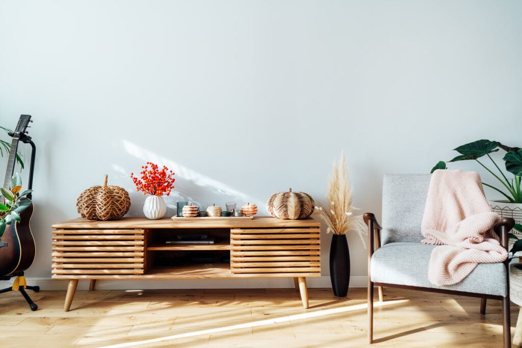 Стильный интерьер гостиной с сезонным осенним декором 
