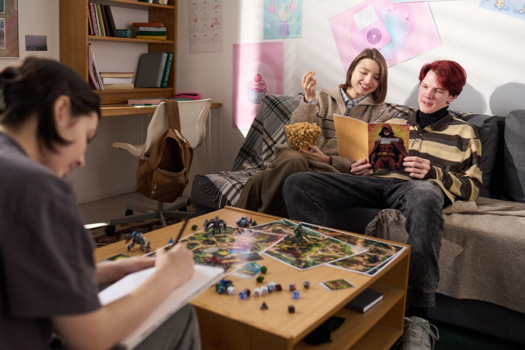 Трое друзей-подростков играют в настольные игры
