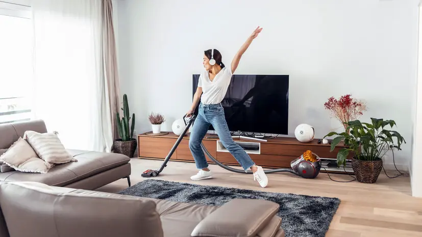 Треть россиян борется с осенней хандрой с помощью домашней уборки