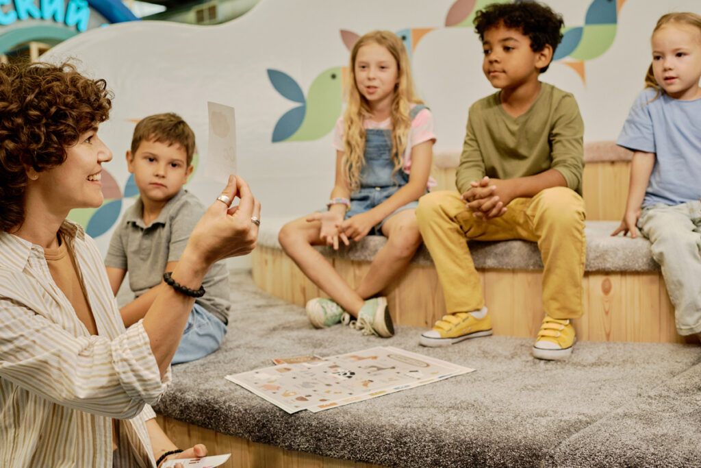 Учитель общается с маленькими детьми