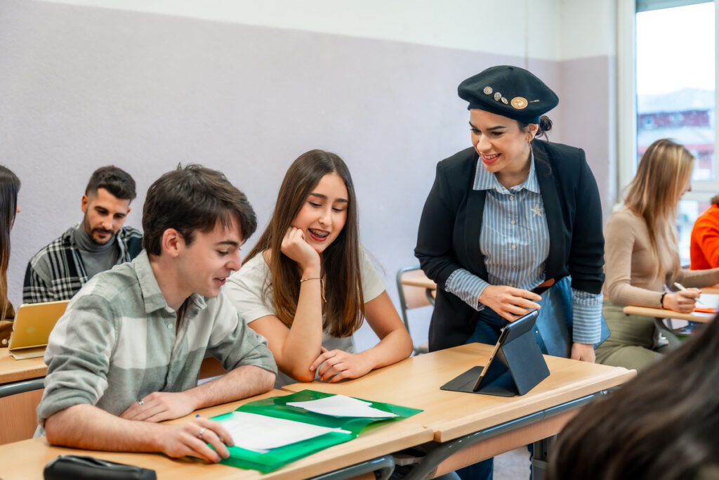 Учитель помогает студентам университета