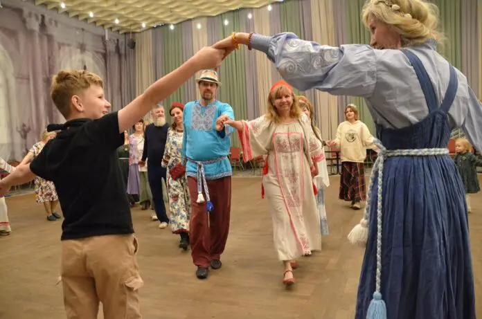 Уральский центр народного искусства проводит праздник хороводов с Ольгой Митяшиной и Олегом Федотовым-0