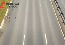 В Санкт-Петербурге при земляных работах Водоканала трамвай едва не попал в яму v sanktpeterburge pri zemlyanyh rabotah vodokanala tramvaj edva ne popal v yamu-infovzor-ru-0