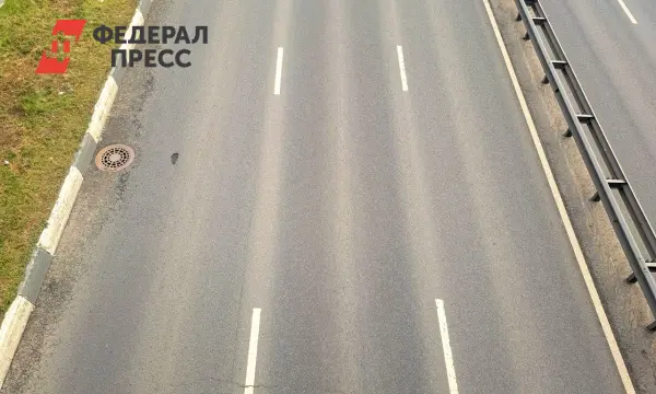 В Санкт-Петербурге при земляных работах Водоканала трамвай едва не попал в яму-0