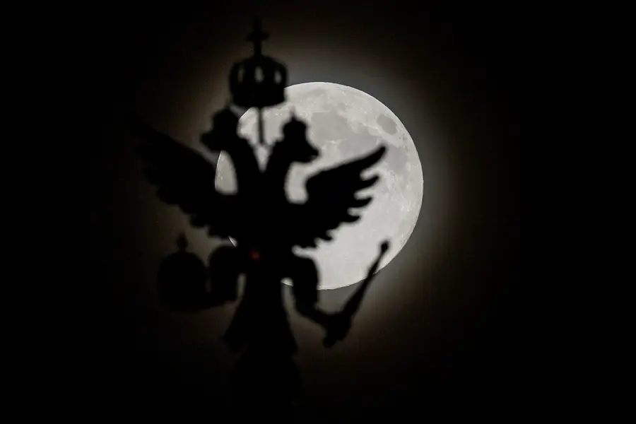 Вид на суперлуние, Москва, 5 ноября 2025 года (Сергей Савостьянов / ТАСС)