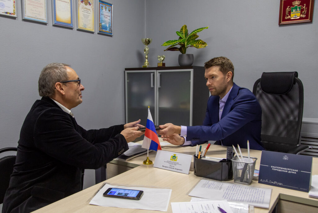 Алексей Вихарев выезжает на предприятия для встреч с жителями