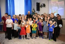 Артем Жога посетил «Росинку» в Первоуральске и подарил детям новогоднее настроение artem zhoga posetil rosinku v pervouralske i podaril detyam novogodnee nastroenie-infovzor-ru-0