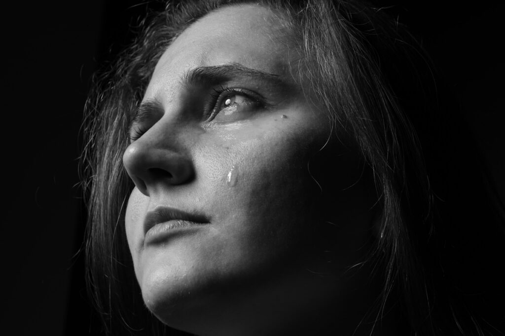 Грустная женщина плачет