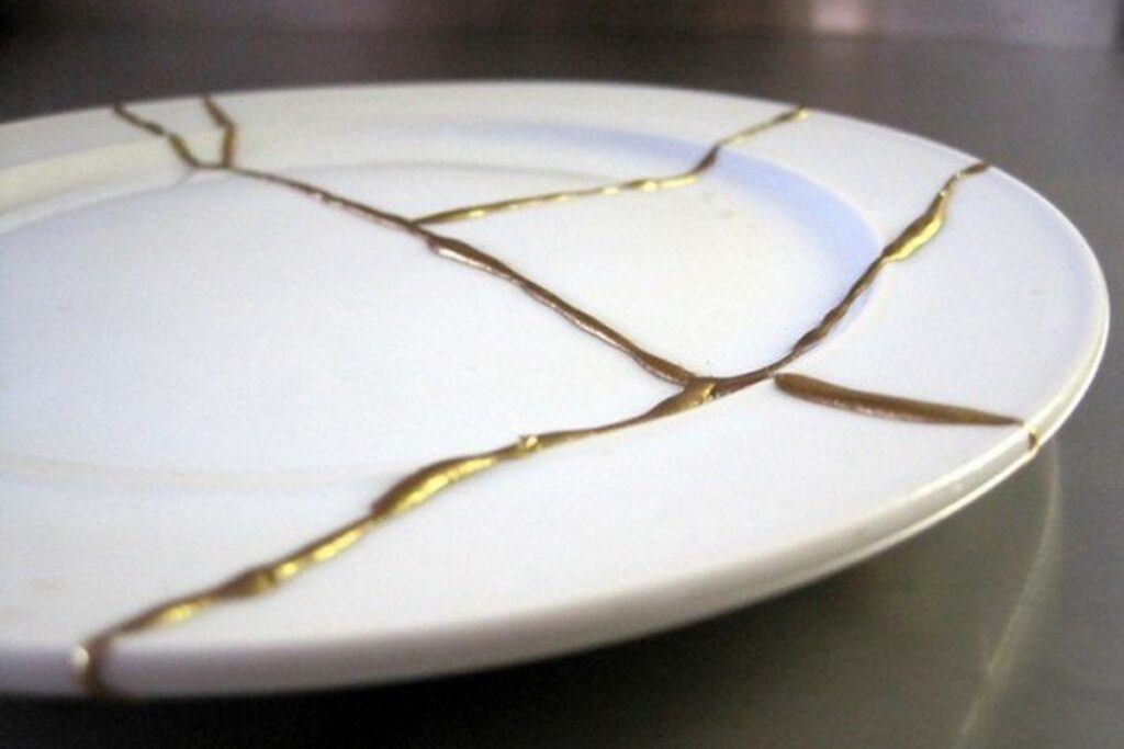 Кинцуги, тарелка, починенная золотом