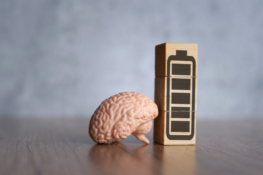 Крупное изображение мозга и деревянных блоков со значком полной батареи