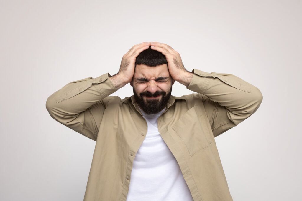 Мужчина держится за голову