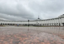 Новогодняя ель украсит Зал Полководцев Музея Победы на Поклонной горе novogodnyaya el ukrasit zal polkovodczev muzeya pobedy na poklonnoj gore-infovzor-ru-0