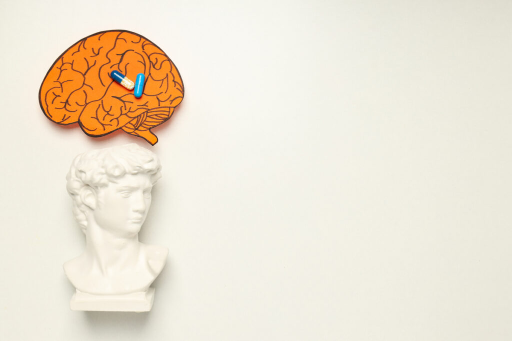 Рисунок мозга с таблетками и античный бюст