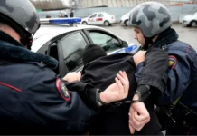 Сотрудники УМВД по Санкт-Петербургу задержали подростков с светошумовым пистолетом sotrudniki umvd po sanktpeterburgu zaderzhali podrostkov s svetoshumovym pistoletom-infovzor-ru-0