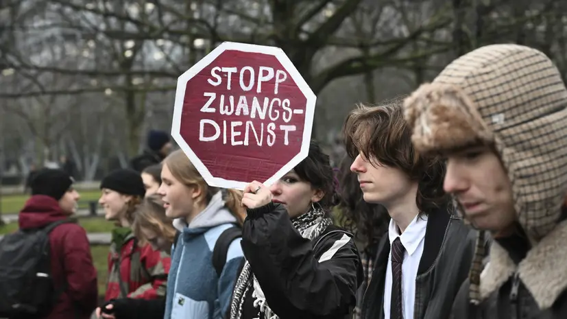 Politico: молодёжь в ФРГ вышла на протесты против обязательной службы в армии