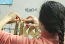 Волонтеры Отрадного плетут маскировочные сети и собирают наборы для бойцов СВО в Москве volontery otradnogo pletut maskirovochnye seti i sobirayut nabory dlya bojczov svo v moskve-infovzor-ru-0