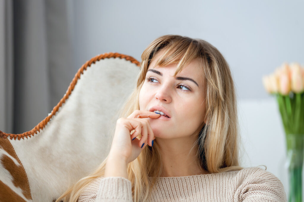 Задумчивая женщина