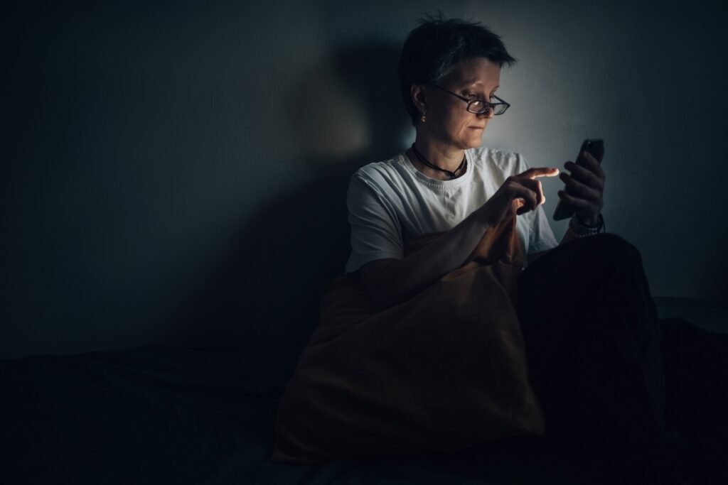 Женщина смотрит на свой телефон