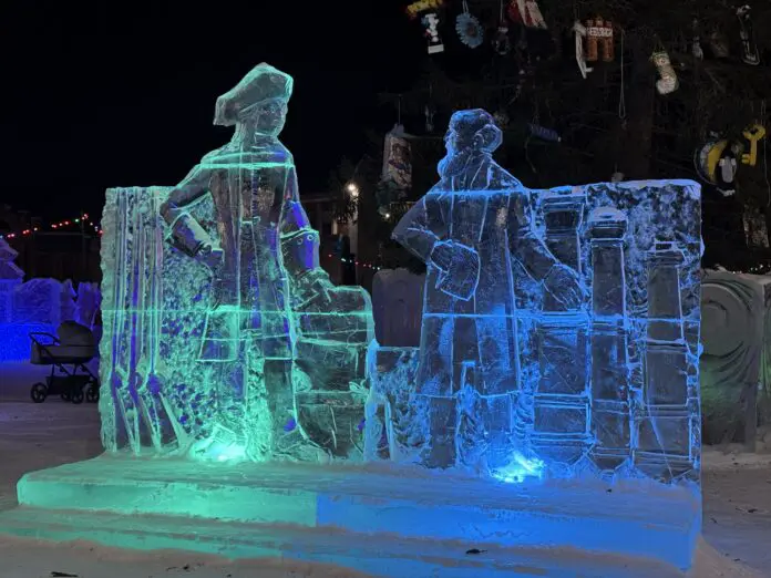 Дед Мороз и Снегурочка представляют ледовые шедевры Невьянска-0