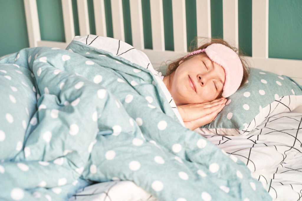 Девушка спит дома