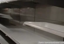 Хлеб и вода исчезли – Киев в панике скупает запасы после блэкаутов hleb i voda ischezli kiev v panike skupaet zapasy posle blekautov-infovzor-ru-0