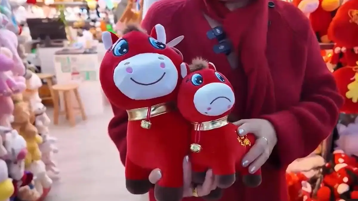 Грустная плюшевая лошадь стала новогодним хитом в Китае из-за брака