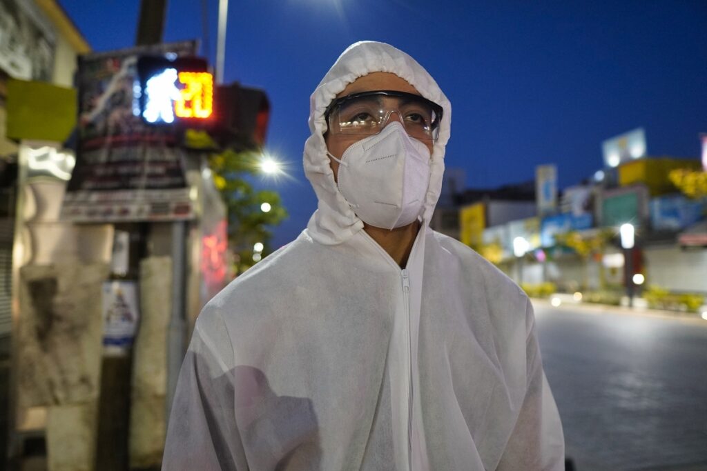 Медработник в костюме