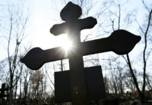 Трагедия на Богословском кладбище в Петербурге с поклонницей Цоя tragediya na bogoslovskom kladbishhe v peterburge s poklonniczej czoya-infovzor-ru-0