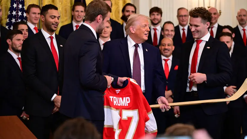 «Легендарный, потрясающий вратарь»: Трамп особо выделил Бобровского во время приёма хоккеистов «Флориды» в Белом доме