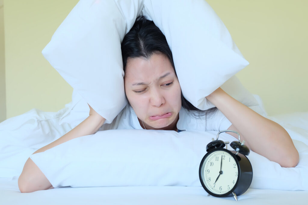 Женщина чрезвычайно раздражена будильником