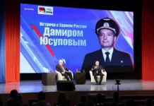 Дамир Юсупов встретился с жителями Каменска-Уральского в День авиации damir yusupov vstretilsya s zhitelyami kamenskauralskogo v den aviaczii-infovzor-ru-0