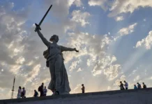 Ночная атака БПЛА ВСУ: Волгоград пережил взрывы и тревогу nochnaya ataka bpla vsu volgograd perezhil vzryvy i trevogu-infovzor-ru-0