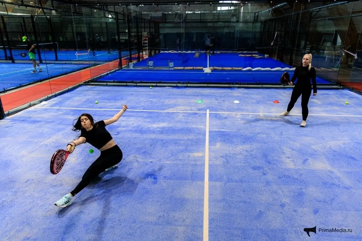 Игроки на корте Padel Pro Club во Владивостоке Евгений Кулешов, ИА PrimaMedia
