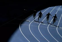 Кили Ходжкинсон лишилась кроссовок в аэропорту kili hodzhkinson lishilas krossovok v aeroportu-infovzor-ru-0