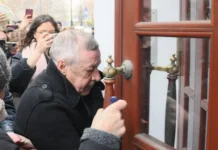 mihalkov i putin vystupayut za vozvrashhenie efremova na sczenu-infovzor-ru-0