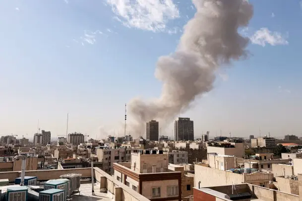 Американские и израильские ракеты ударили в том числе рядом с дворцом президента Ирана и резиденцией верховного лидера страны аятоллы Али Хаменеи