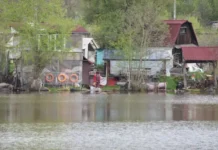 МЧС России контролирует реку Пышму во время весеннего половодья mchs rossii kontroliruet reku pyshmu vo vremya vesennego polovodya-infovzor-ru-0