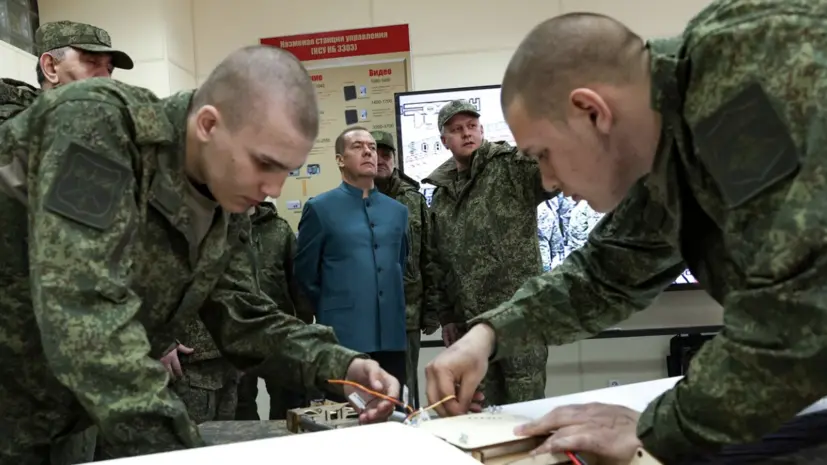 Медведев: специалисты БПЛА — будущий костяк военной элиты России