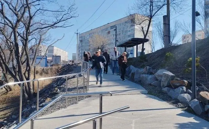 Народные контролёры Владивостока выявили недочёты в благоустроенном парке на Ватутина Администрация Владивостока