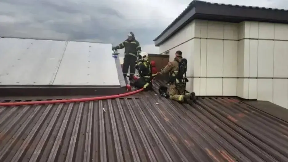 Спасатели эвакуировали 60 человек из горящего торгового центра в Подмосковье