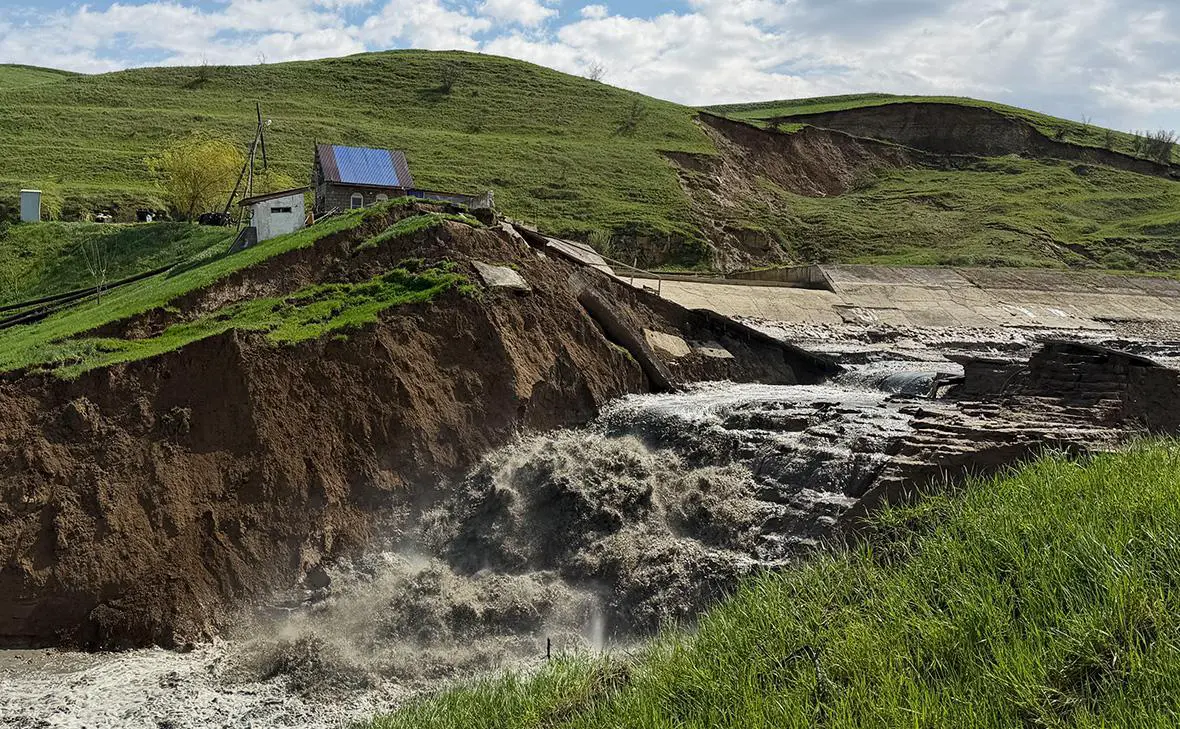 Прорыв Геджухской плотины после обильных ливневых дождей, Дербентский район, Дагестан (Гянжеви Гаджибалаев / ТАСС)