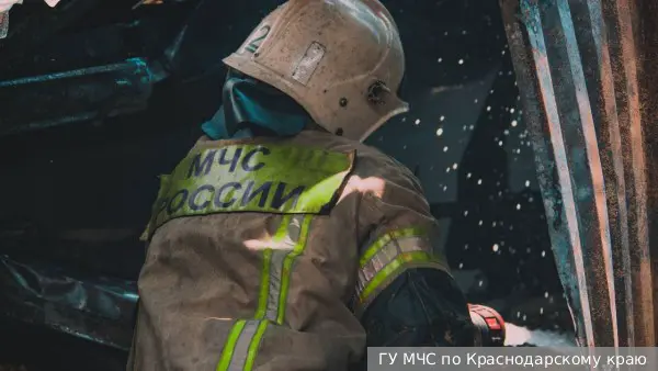 Падение обломков дрона вызвало пожар на НПЗ в Туапсе