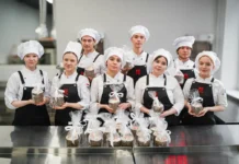 studenty kolledzhej moskvy gotovyat kulichi dlya gospitalej-infovzor-ru-0